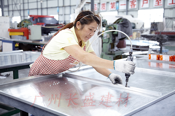 長盛建材鋁蜂窩板廠家老員工在打螺絲 長盛建材鋁蜂窩板廠家老員工在打螺絲